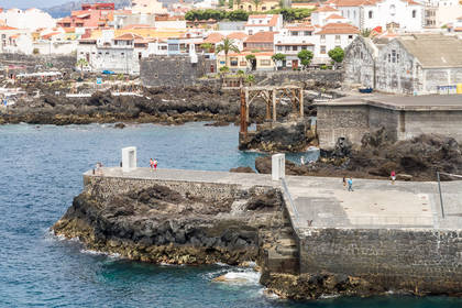 Гарачико (исп. Garachico) на Тенерифе: Скульптура «Дверь без двери» и разрушенный старый морской порт