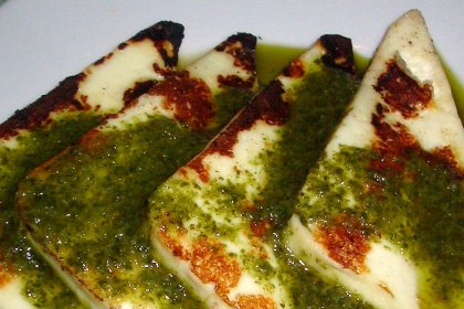 Queso asado con mojo - Жареный сыр с зелёным соусом мохо