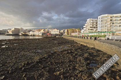 Эль Медано: Справа прогулочный променад, слева обножился берег во время отлива