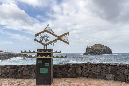Гарачико (исп. Garachico) на Тенерифе: Скульптура рыбы - выражает благодарность самоотверженным морякам и символом региональной гастрономии