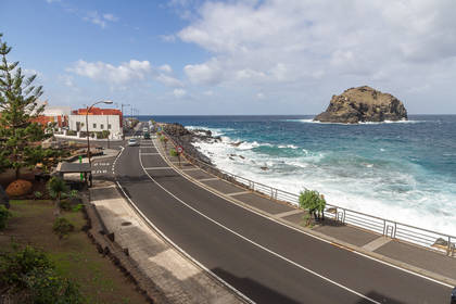 Гарачико (исп. Garachico) на Тенерифе: Вид с площади Санто Доминго на скалу Эль Роке и береговую линию городка