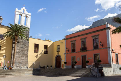 Гарачико (исп. Garachico) на Тенерифе: Церковь Богоматери Ангелов слева и здание городского самоуправления справа