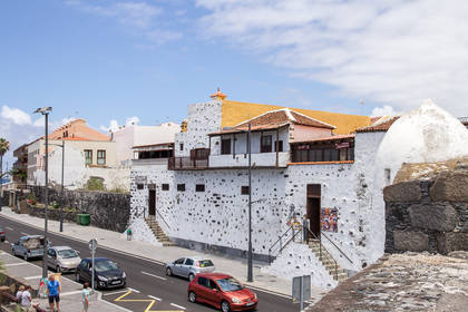 Гарачико (исп. Garachico) на Тенерифе: Древнее здание с сувенирным магазином и рестораном на верхнем этаже