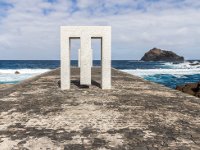 Гарачико: мраморная композиция из двух частей «Дверь без двери». Выполнил японский скульптор Кан Ясуда