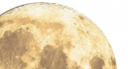 Огромная Луна опускается на Землю