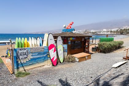 Пляж Хонда: Каждый день есть возможность заняться катанием на серфборде по волнам или пройти недорогое обучение серфингу.