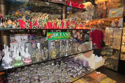 Магазин с сувенирами у подножия вулкана Тейде