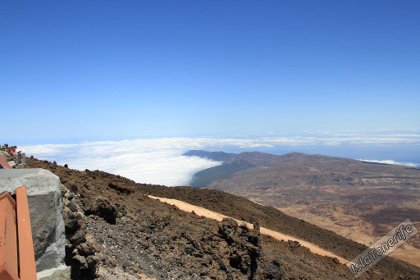 Вид с вулкана Тейде: хребет острова, разделяющий север от юга и задерживающий облака и северные пасаты.