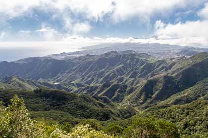 Север острова Тенерифе: горы Анага, вдали вид на города Санта Крус и Ла Лагуна