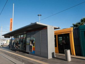 Трамвай на Тенерифе: Остановка с автоматом по продаже проездных билетов